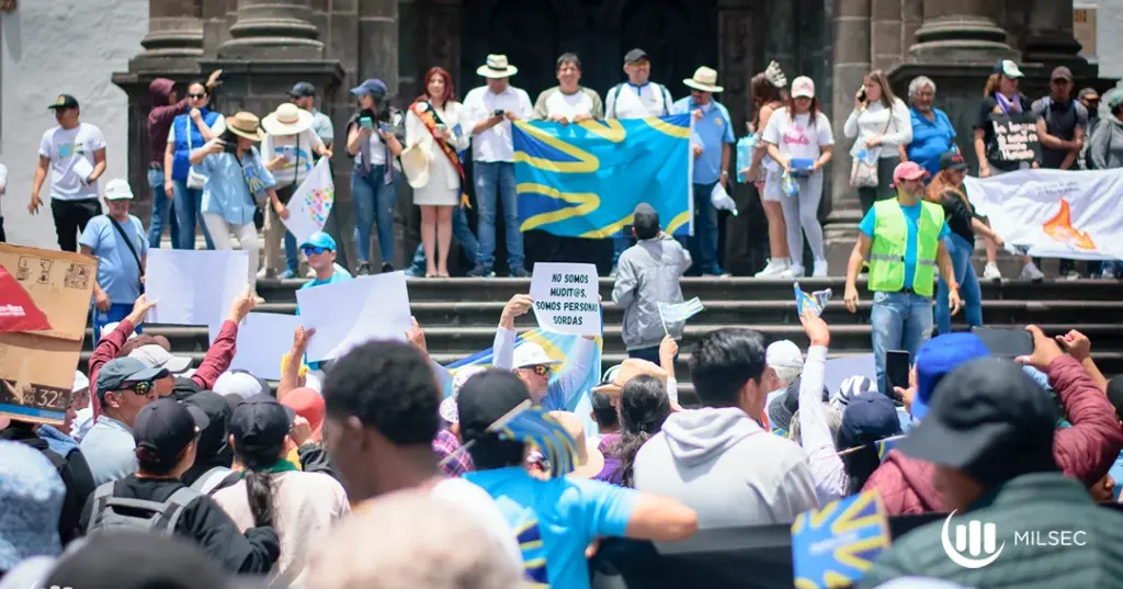 Comunidad y aliados participando en una marcha por los derechos de las personas sordas
