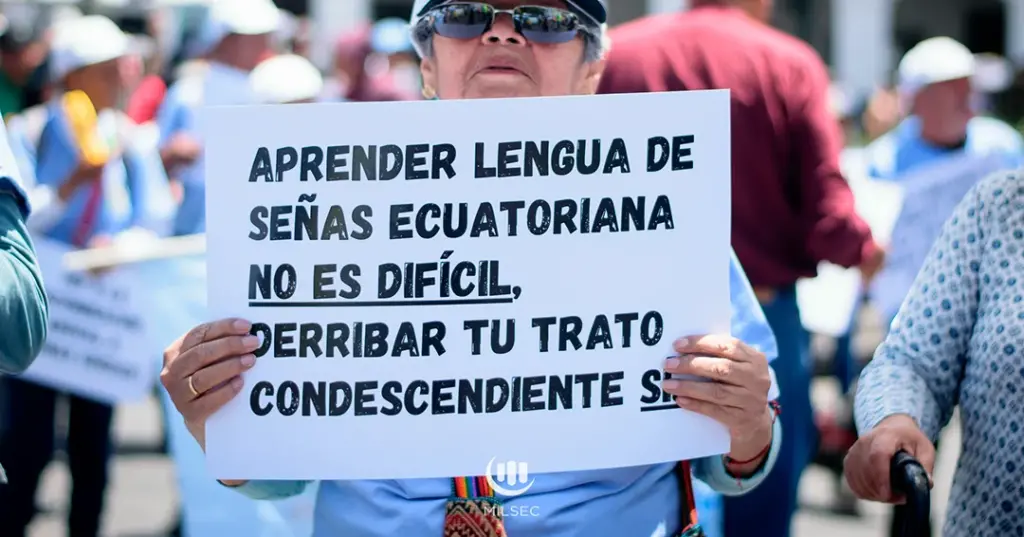 Participantes y asociaciones durante la Marcha Internacional por las Personas Sordas